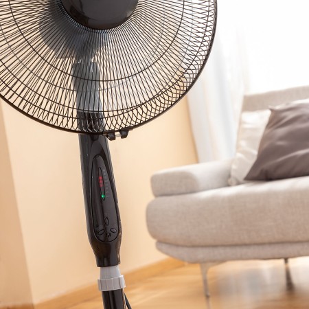 Ventilateur sur Pied avec Télécommande InnovaGoods Airstreem Noir 45 W la colonne vertébrale