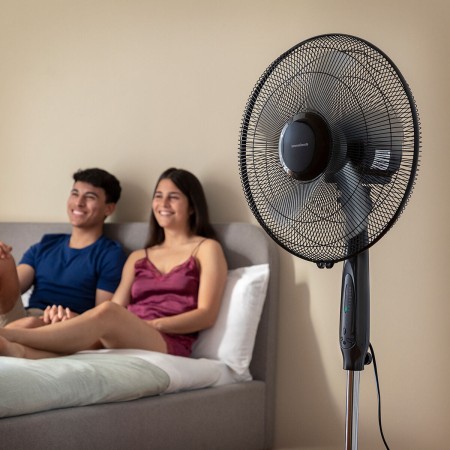 Ventilateur sur Pied avec Télécommande InnovaGoods Airstreem Noir 45 W la colonne vertébrale